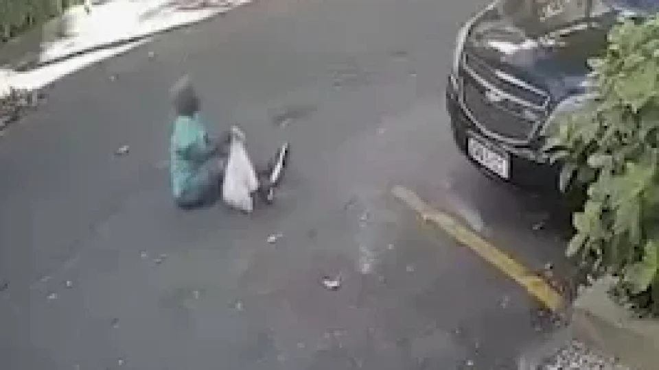 Idosa de 83 anos é derrubada durante assalto e ladrão foge de moto no Rio; veja o vídeo