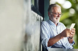 Quase 75% dos idosos usam internet no Brasil, aponta pesquisa do IBGE
