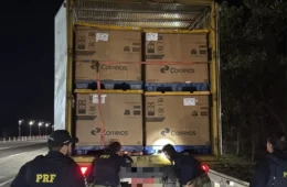 PRF flagra homem em caixa e prende dupla em caminhão dos Correios