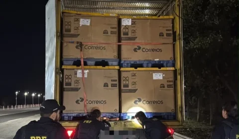 PRF flagra homem em caixa e prende dupla em caminhão dos Correios