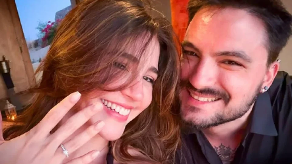 Felipe Neto anuncia noivado com Juliane em vídeo da Grécia