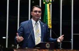 Flávio Bolsonaro aciona governo dos EUA contra tarifas de 25% e critica omissão de Lula
