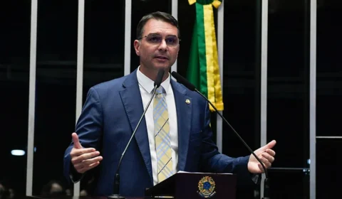 Flávio Bolsonaro aciona governo dos EUA contra tarifas de 25% e critica omissão de Lula