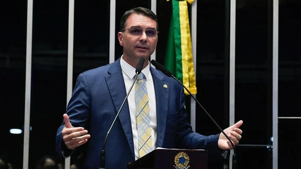 Flávio Bolsonaro aciona governo dos EUA contra tarifas de 25% e critica omissão de Lula