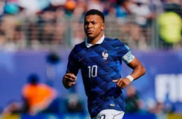 Mbappé vira maior artilheiro de mata-matas e cola em Messi