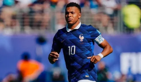 Mbappé vira maior artilheiro de mata-matas e cola em Messi