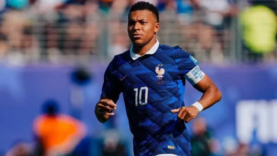 Mbappé vira maior artilheiro de mata-matas e cola em Messi