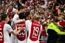 Torcida do Ajax perde a paciência com Oscar Gloukh mesmo com vaga encaminhada