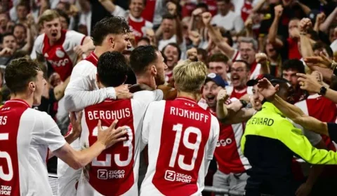 Ajax encaminha vaga, mas torcida perde a paciência e coloca meia “na vitrine” durante jogo