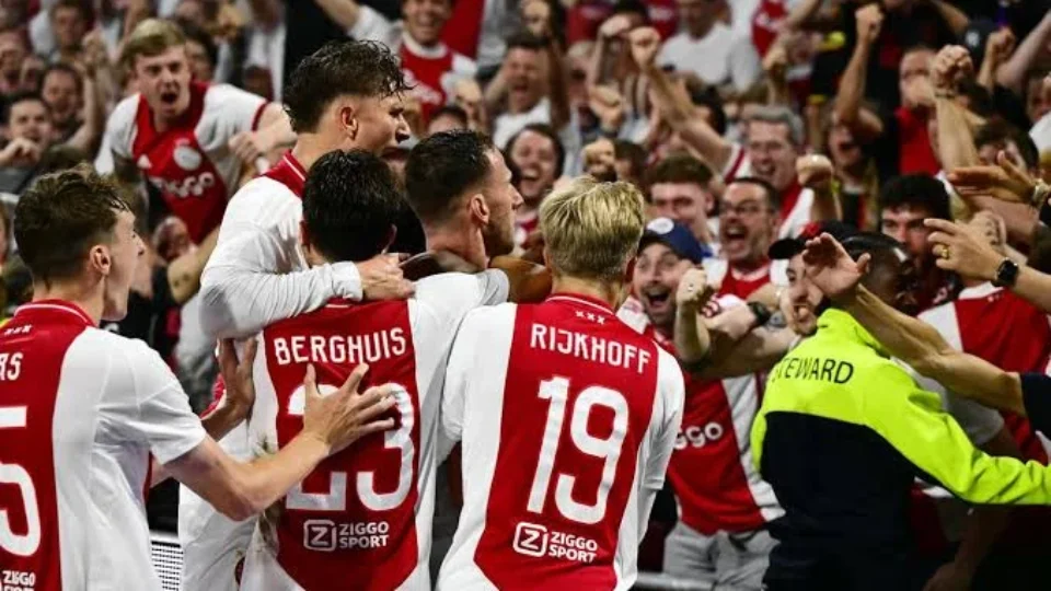 Ajax encaminha vaga, mas torcida perde a paciência e coloca meia “na vitrine” durante jogo
