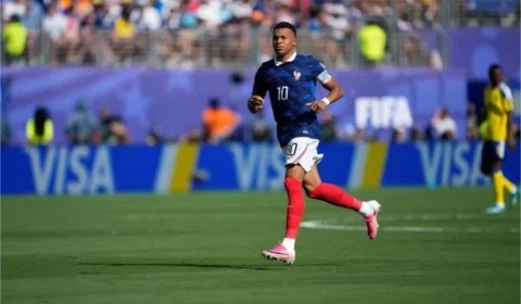 Mbappé decide, França elimina Paraguai e mira recorde de Messi