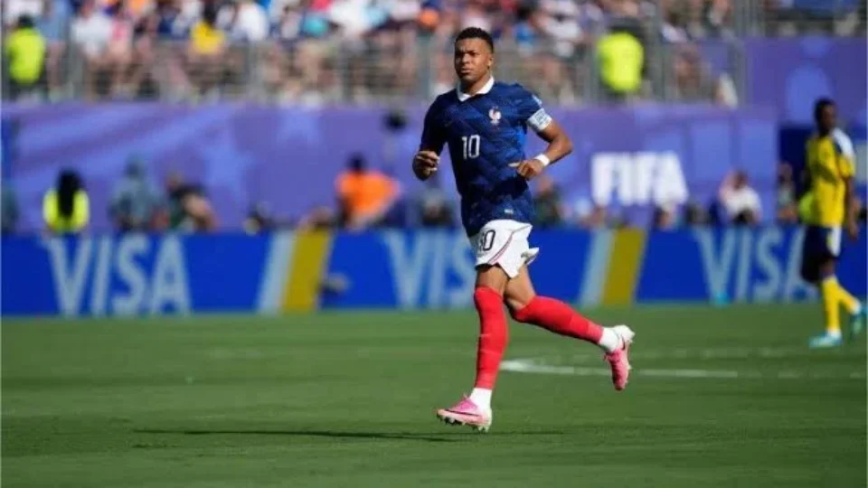 Mbappé decide, França elimina Paraguai e mira recorde de Messi