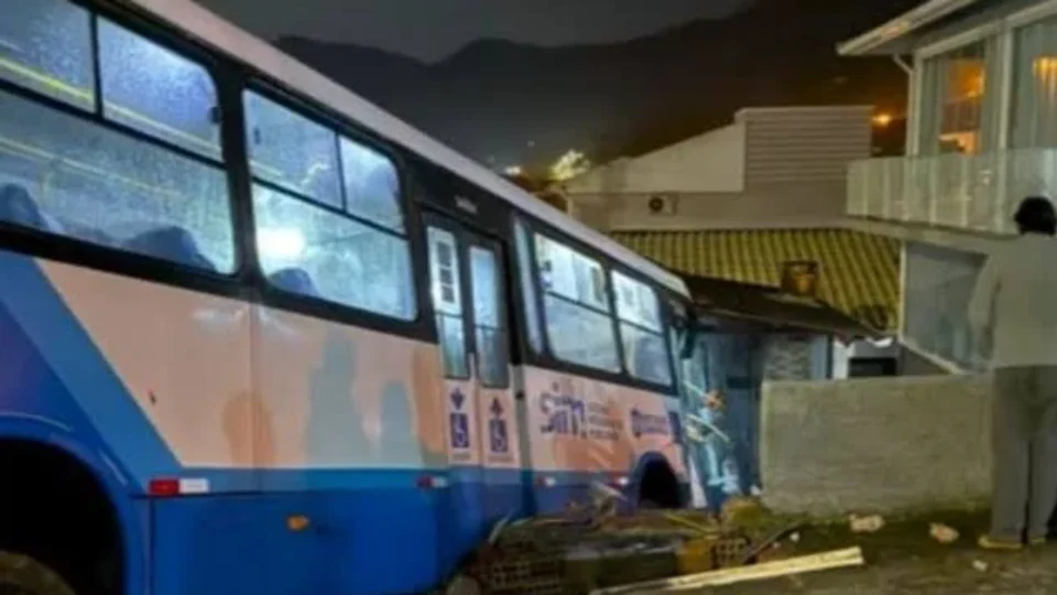 Três ônibus invadem casas em dois dias e expõem falhas de segurança