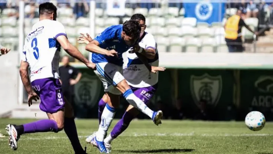Cruzeiro vence Defensor-URU e testa elenco na intertemporada