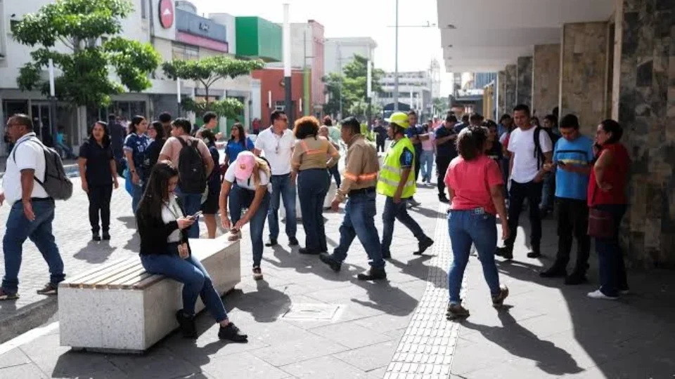 Terremoto de 7,3 atinge sul do México e acende alerta de tsunami