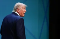 Trump blefa para evitar guerra aberta com Irã, indica análise