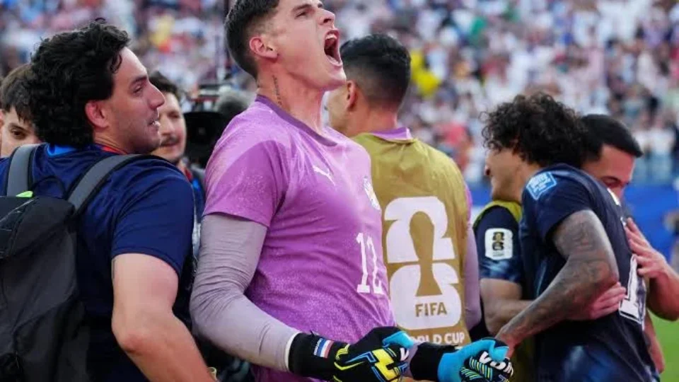 Orlando Gill vira herói do Paraguai e rebate Mbappé