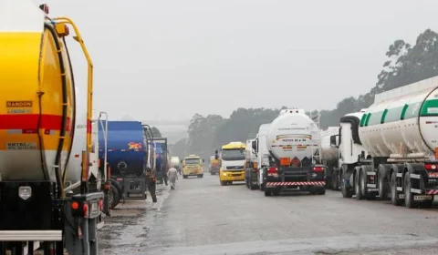 Greve de caminhão-tanque ameaça combustível no ES