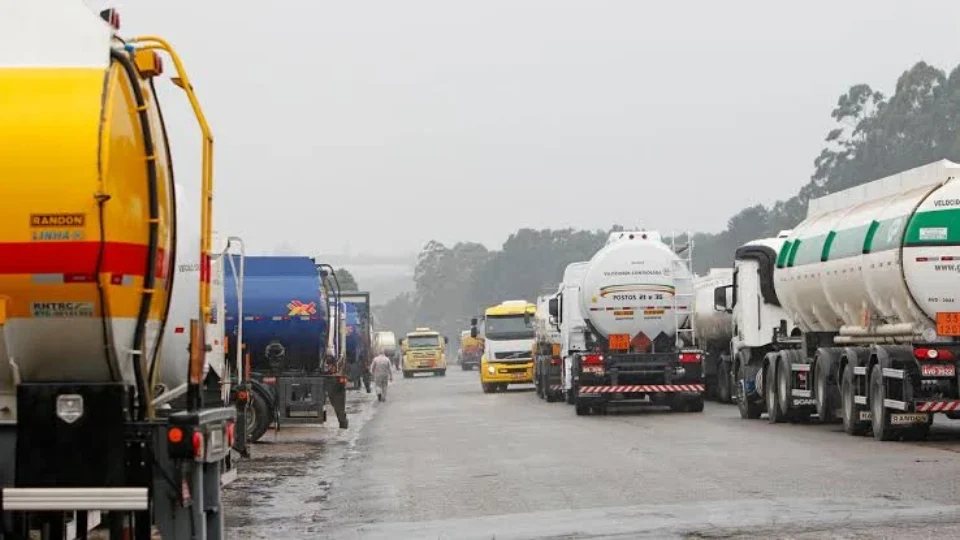 Greve de caminhão-tanque ameaça combustível no ES