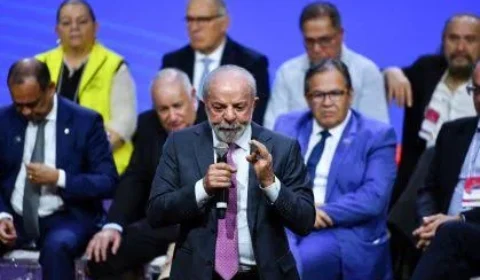 Lula abre mão de candidaturas do PT em metade dos estados para ampliar alianças rumo às eleições