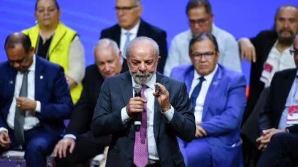 Lula abre mão de candidaturas do PT em metade dos estados para ampliar alianças rumo às eleições