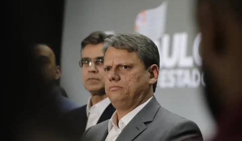 Justiça manda apagar 21 posts contra Tarcísio; decisão atinge aliados de Haddad e cita uso de IA