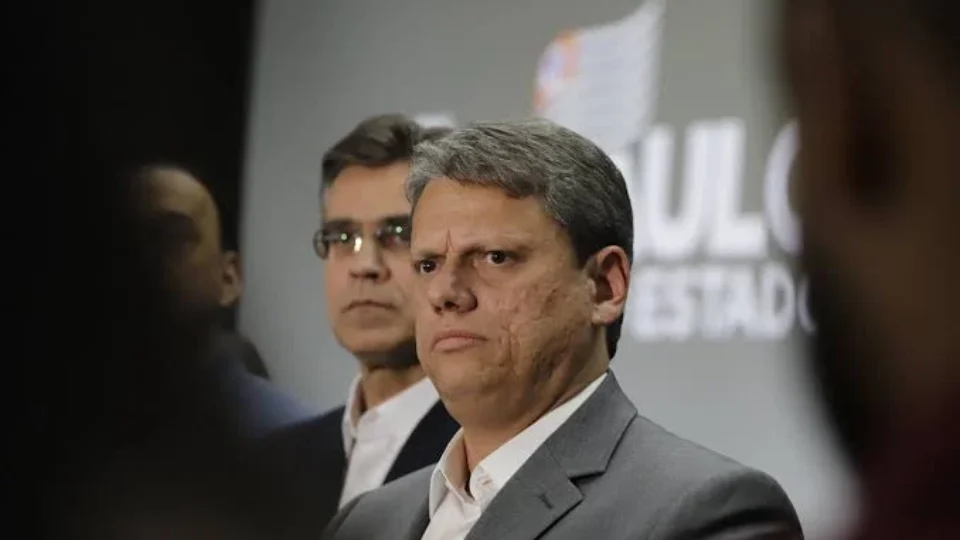 Justiça manda apagar 21 posts contra Tarcísio; decisão atinge aliados de Haddad e cita uso de IA