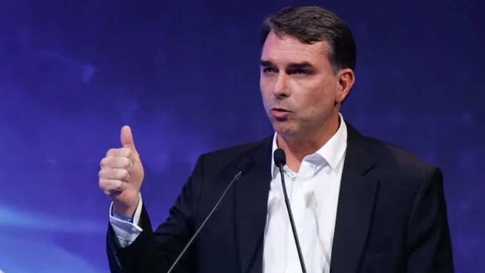 Flávio Bolsonaro apresenta Brasil Por Elas e promete internet gratuita para 70 milhões de mulheres; veja o vídeo