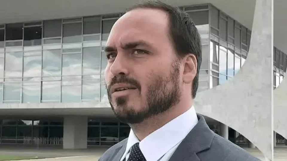Carlos Bolsonaro quebra o silêncio após ser chamado de “forasteiro” e incendeia disputa em Santa Catarina