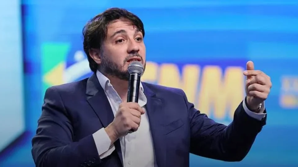 “Caipira deslumbrado”: Renan Santos acusa Eduardo Bolsonaro de encenar perseguição e expõe bastidores da família