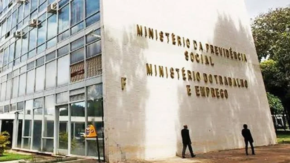 “Fim da decisão sozinho do patrão”: nova regra muda trabalho em feriados no comércio, descubra como vai funcionar