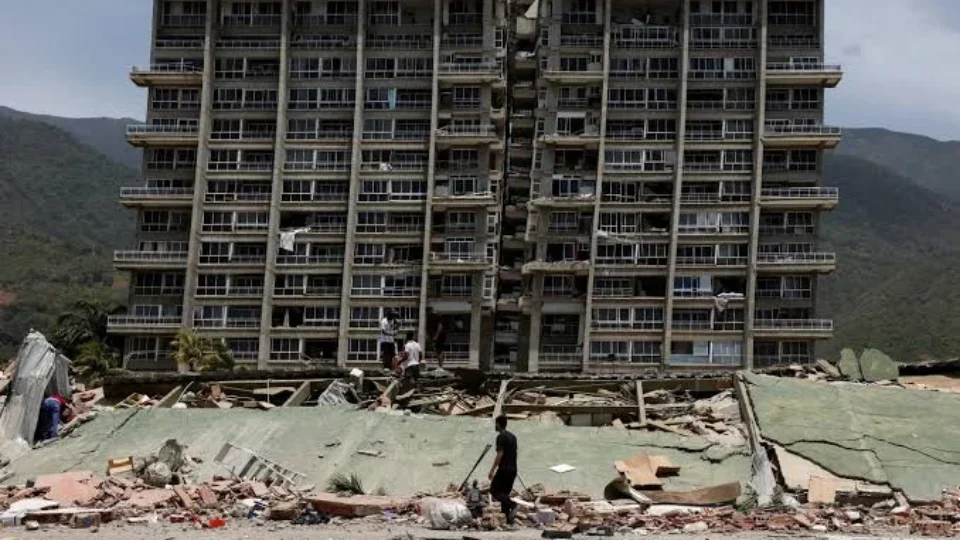 Missão brasileira intensifica buscas por possível sobrevivente em prédio que desabou na Venezuela