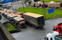 Rodovias do litoral de SP registram filas de caminhões em meio a protestos por votação da MP do Frete