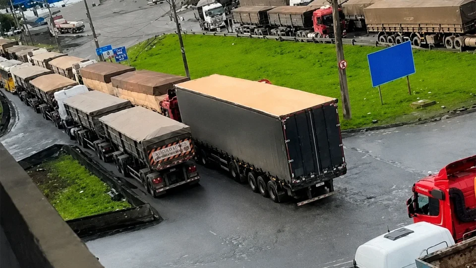 Rodovias do litoral de SP registram filas de caminhões em meio a protestos por votação da MP do Frete