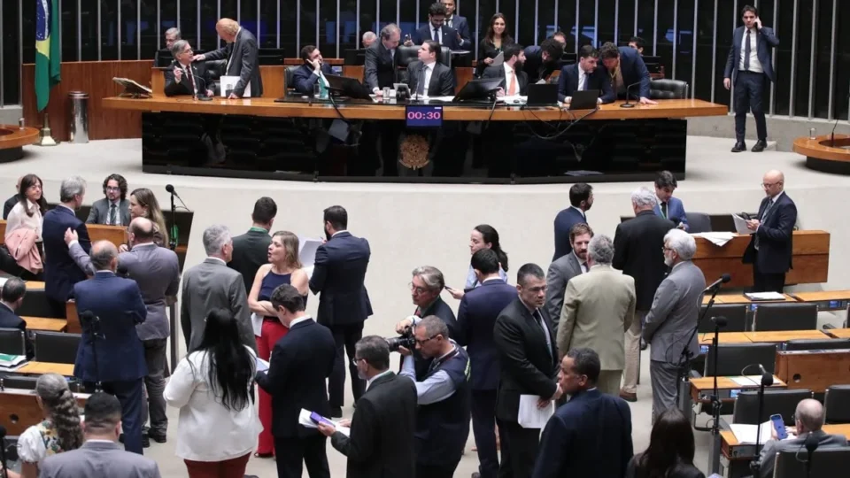Câmara oculta autores de R$ 1,3 bi em emendas de comissão