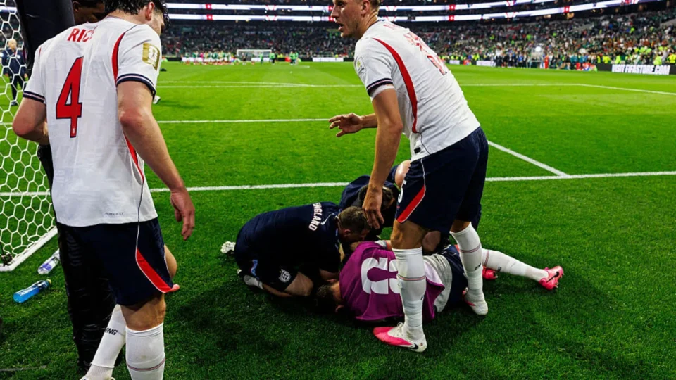 Lesão de Henderson em festa da Inglaterra preocupa seleção