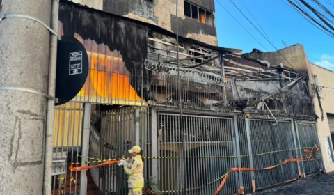 Incêndio em prédio no centro de Curitiba mata dois idosos
