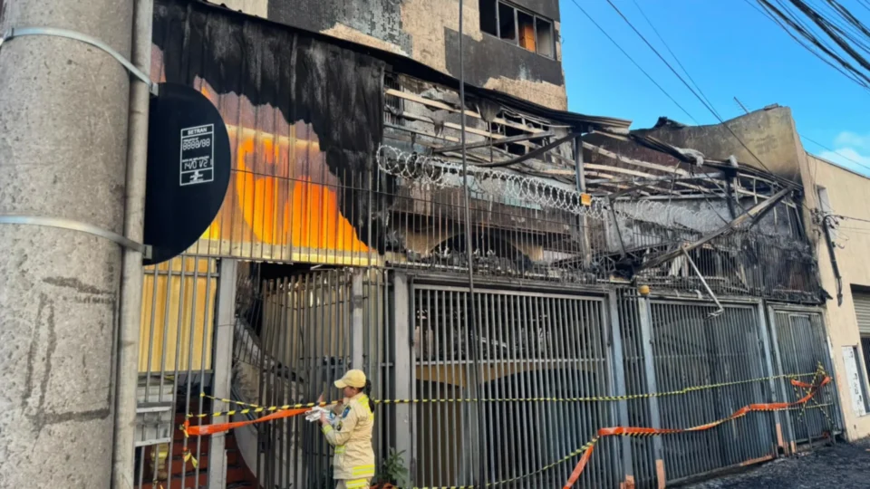 Incêndio em prédio no centro de Curitiba mata dois idosos