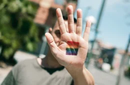 Padrasto é condenado após ameaçar enteado com faca e cometer homofobia em SP