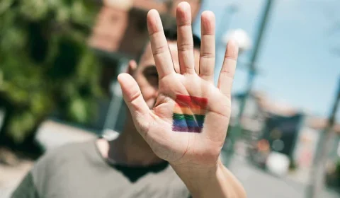 Padrasto é condenado após ameaçar enteado com faca e cometer homofobia em SP