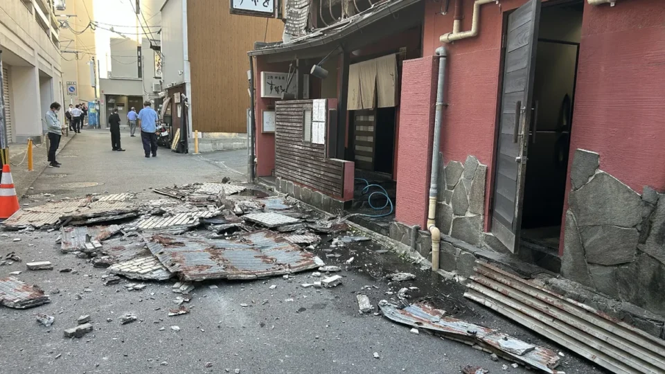 Vídeo mostra momento em que terremoto de 7,1 atinge o Japão; prédios desabam e milhares ficam sem energia