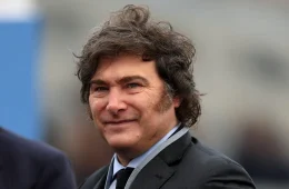 Javier Milei chega ao Brasil e encontro com Tarcísio e Flávio Bolsonaro movimenta direita