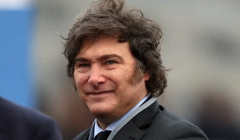 Javier Milei chega ao Brasil e encontro com Tarcísio e Flávio Bolsonaro movimenta direita
