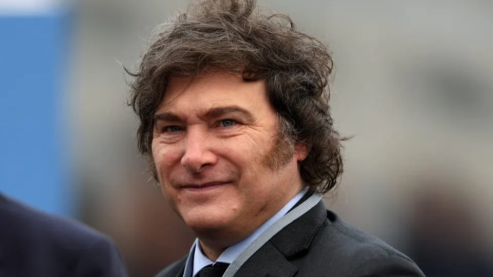 Javier Milei chega ao Brasil e encontro com Tarcísio e Flávio Bolsonaro movimenta direita
