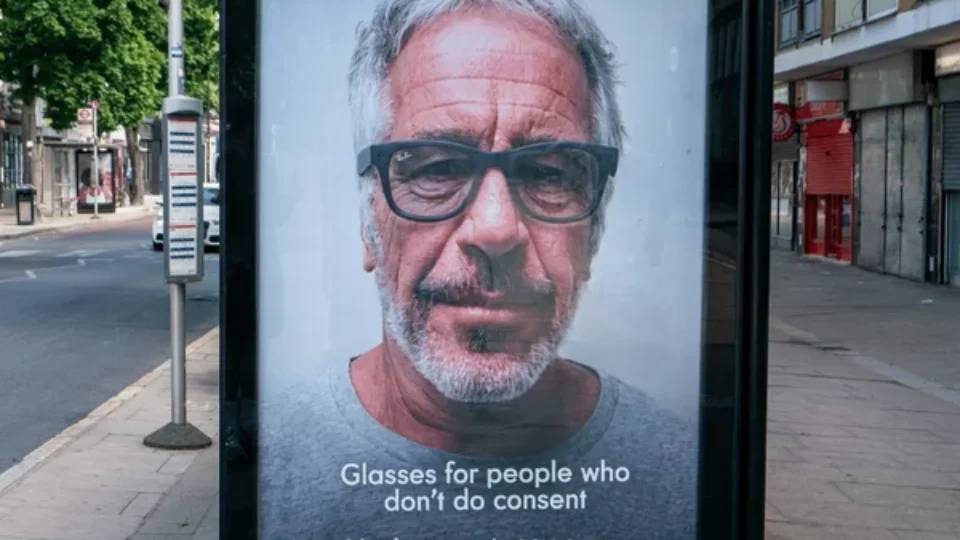 Imagem de Jeffrey Epstein é usada em protesto contra óculos de IA da Meta e campanha viraliza em Londres