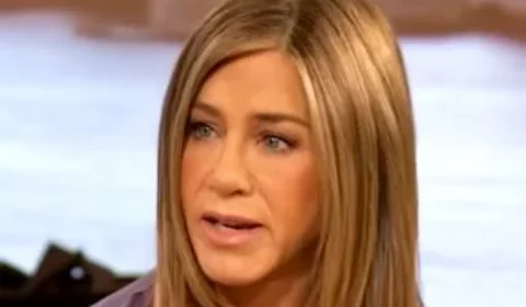 Jennifer Aniston assume namoro e revisita bastidores de Friends