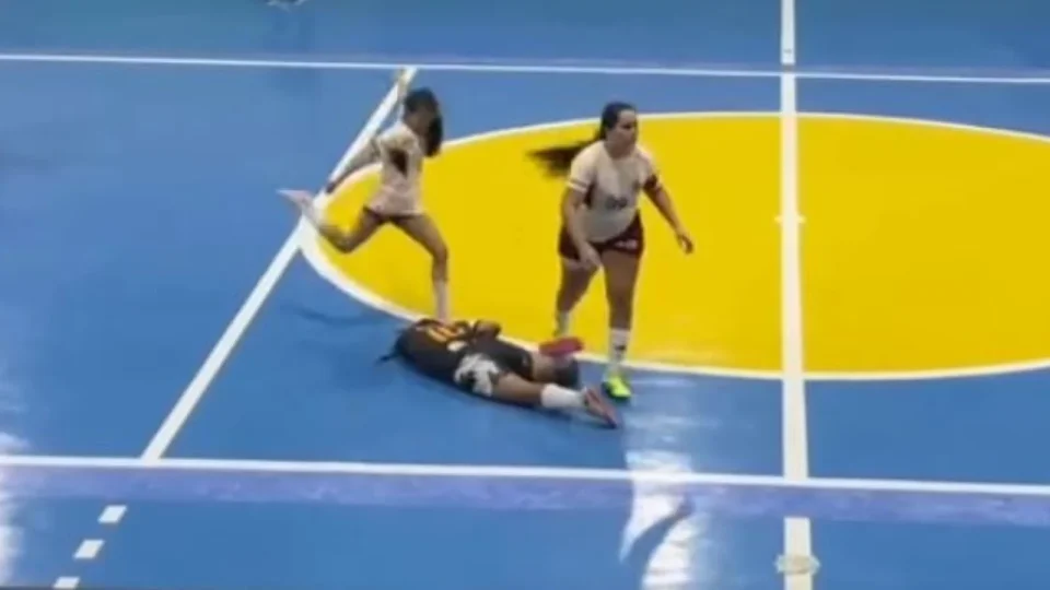 Jogadora que agrediu adversárias com chutes e socos é suspensa por cinco anos no futsal