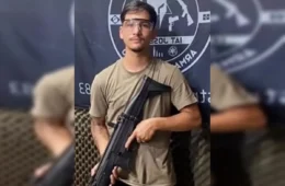 Jovem de 21 anos é morto a tiros dentro de conveniência e polícia caça suspeito