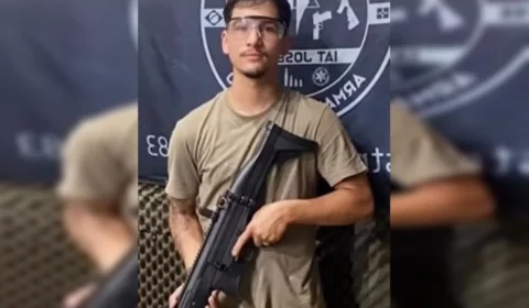 Jovem de 21 anos é morto a tiros dentro de conveniência e polícia caça suspeito