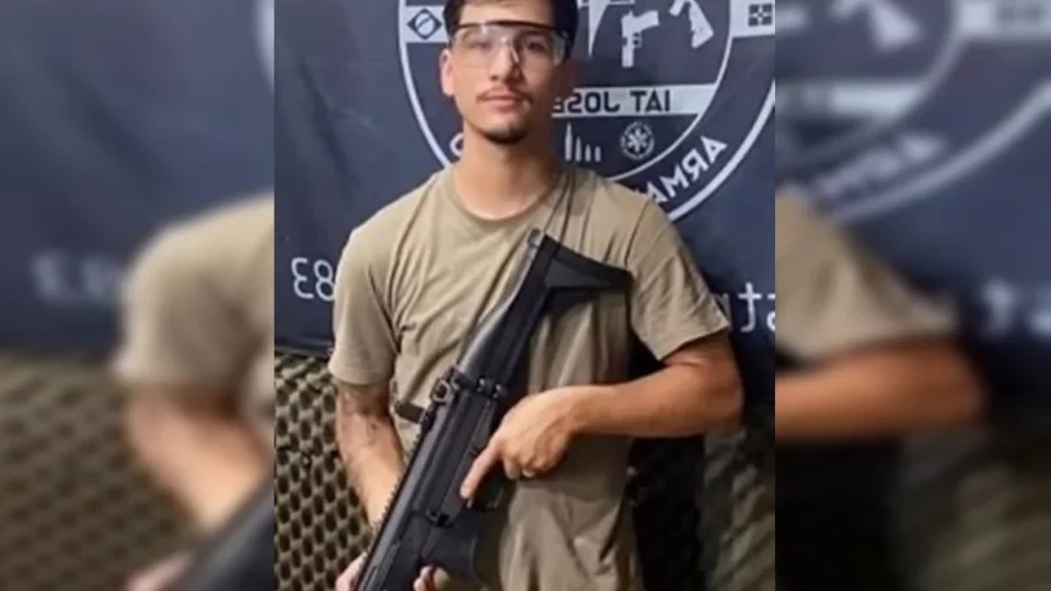 Jovem de 21 anos é morto a tiros dentro de conveniência e polícia caça suspeito